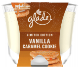 Glade Maxi Vanilla Caramel Cookie s vůní vanilkové sušenky polité karamelem vonná velká svíčka ve skle, doba hoření až 52 hodin 224 g
